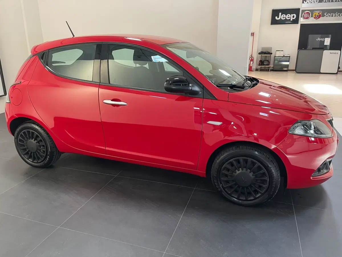 Lancia Ypsilon usata a Lucca (4)