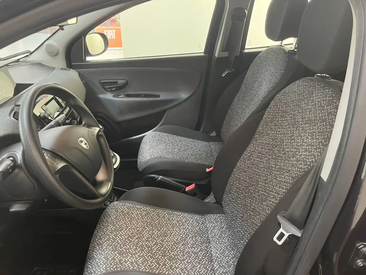 Lancia Ypsilon usata a Lucca (10)