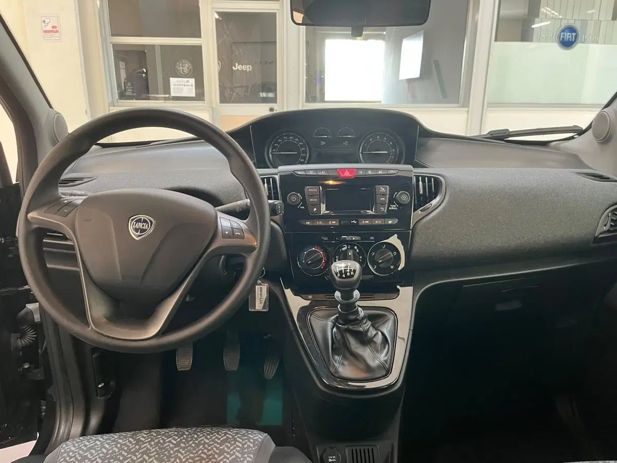 Lancia Ypsilon usata a Lucca (12)