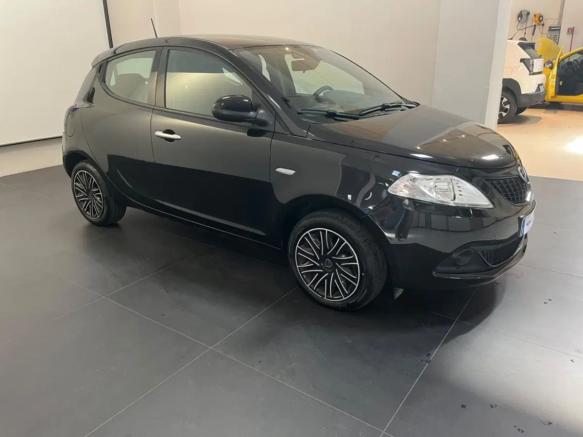 Lancia Ypsilon usata a Lucca (4)