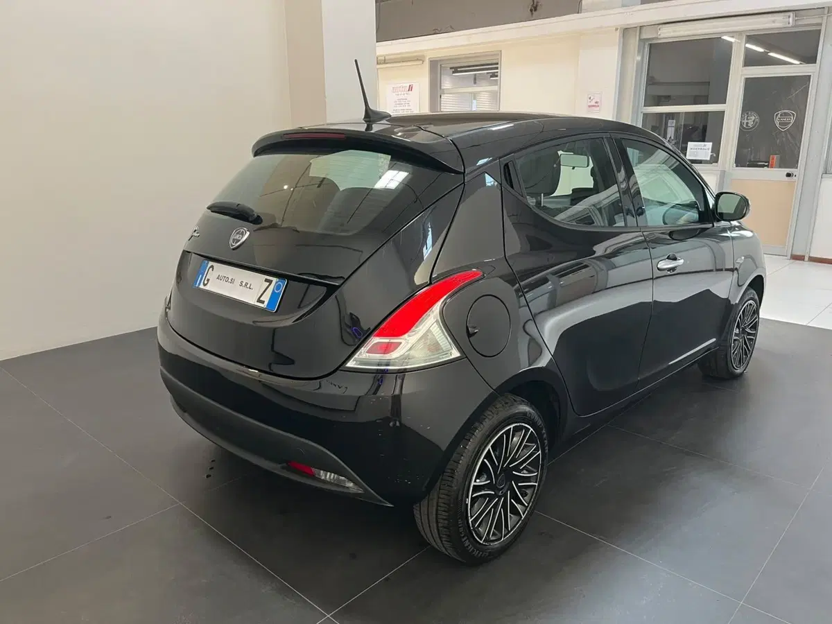 Lancia Ypsilon usata a Lucca (5)