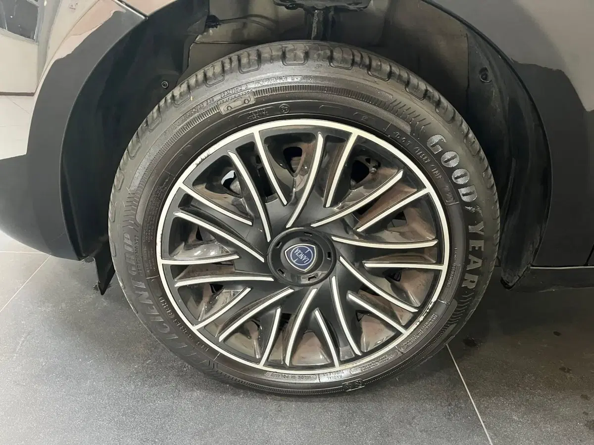 Lancia Ypsilon usata a Lucca (8)