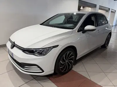 Volkswagen Golf 1.0 eTSI EVO DSG Life del 2023 usata a Genova
