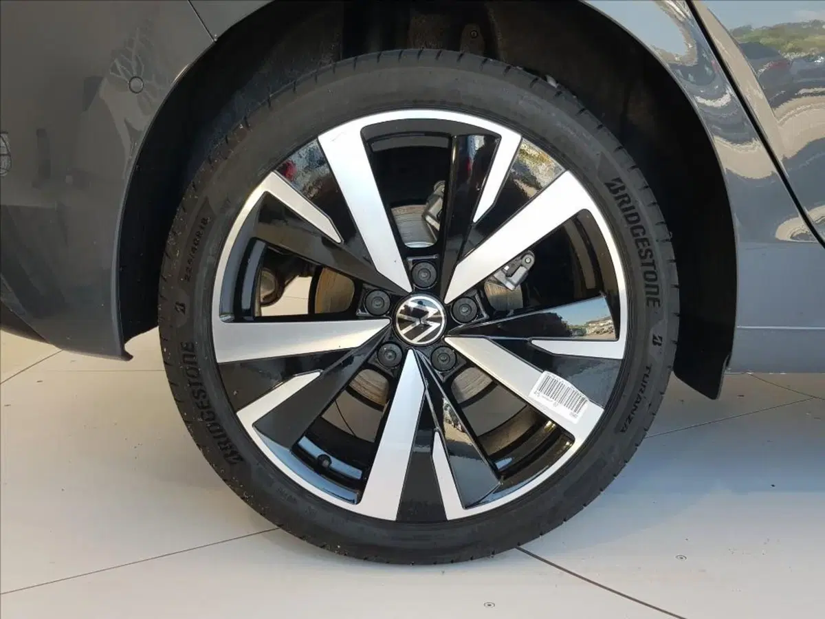 Volkswagen Golf nuova a Lucca (9)