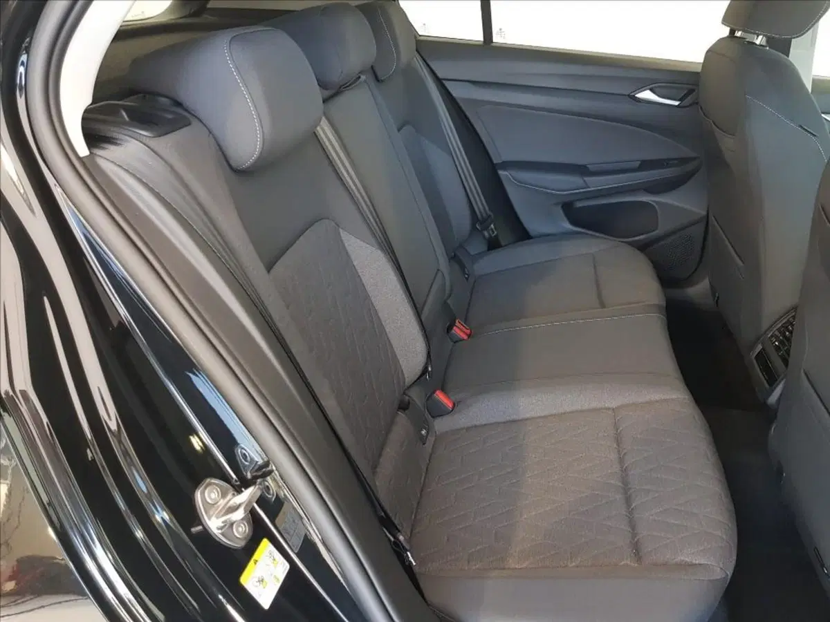 Volkswagen Golf nuova a Lucca (12)