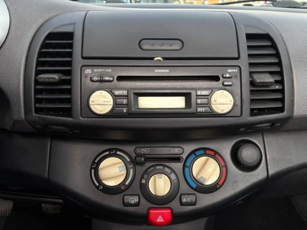 Nissan Micra C+C usata a Cuneo (11)