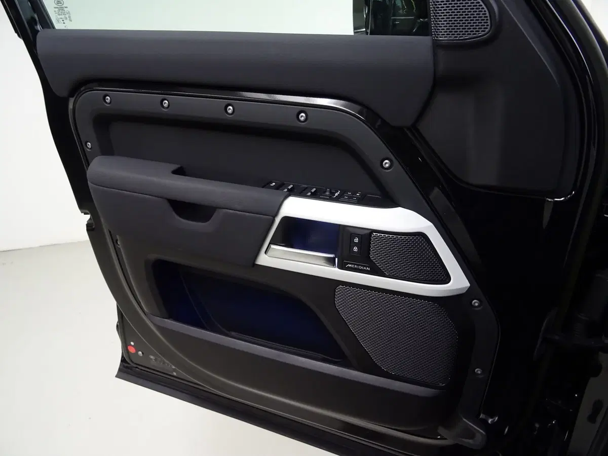 Land Rover Defender usata a Como (11)