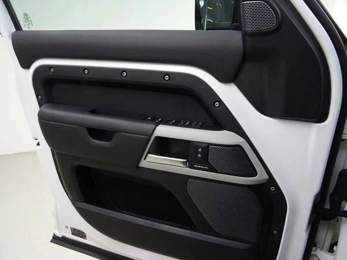 Land Rover Defender usata a Como (11)