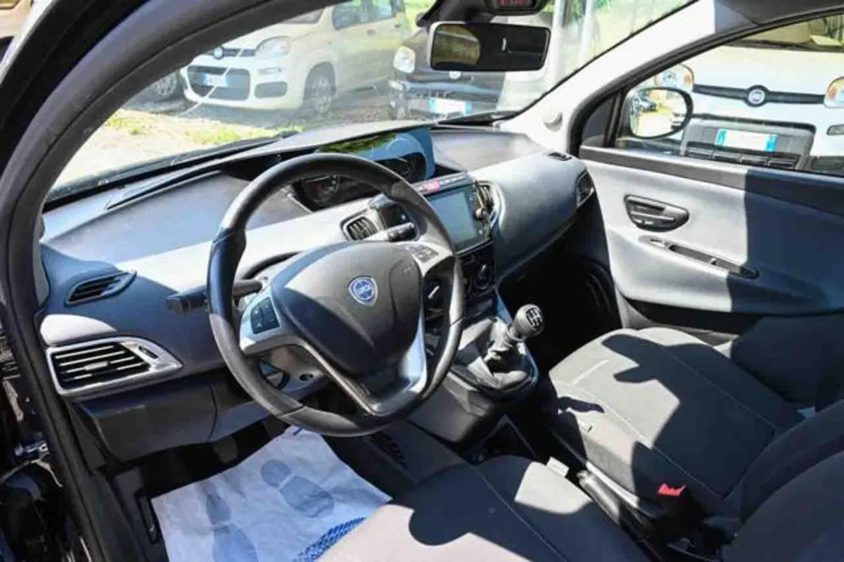 Lancia Ypsilon usata a Torino (8)