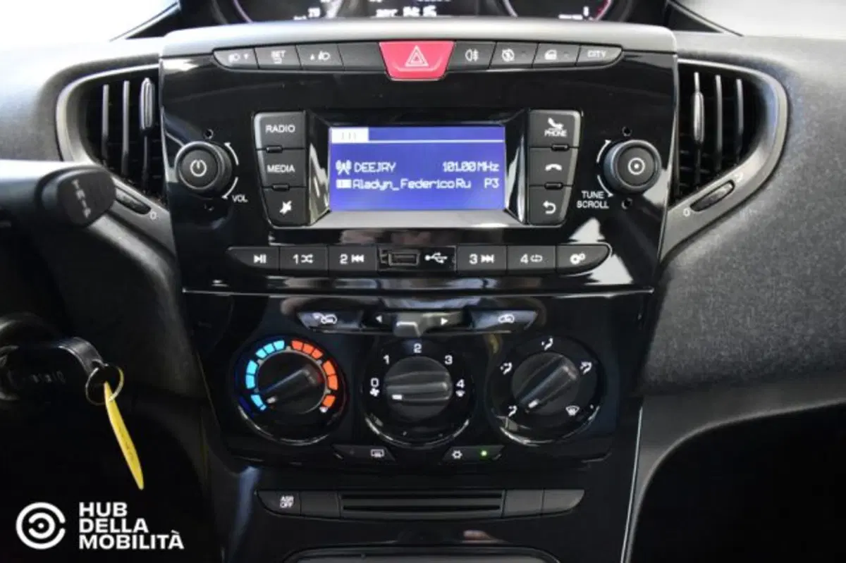 Lancia Ypsilon usata a Perugia (13)