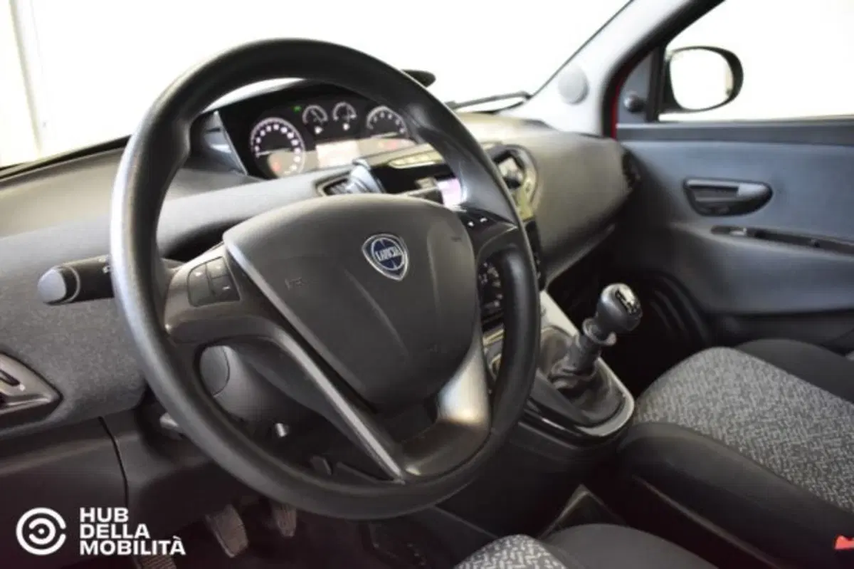 Lancia Ypsilon usata a Perugia (16)