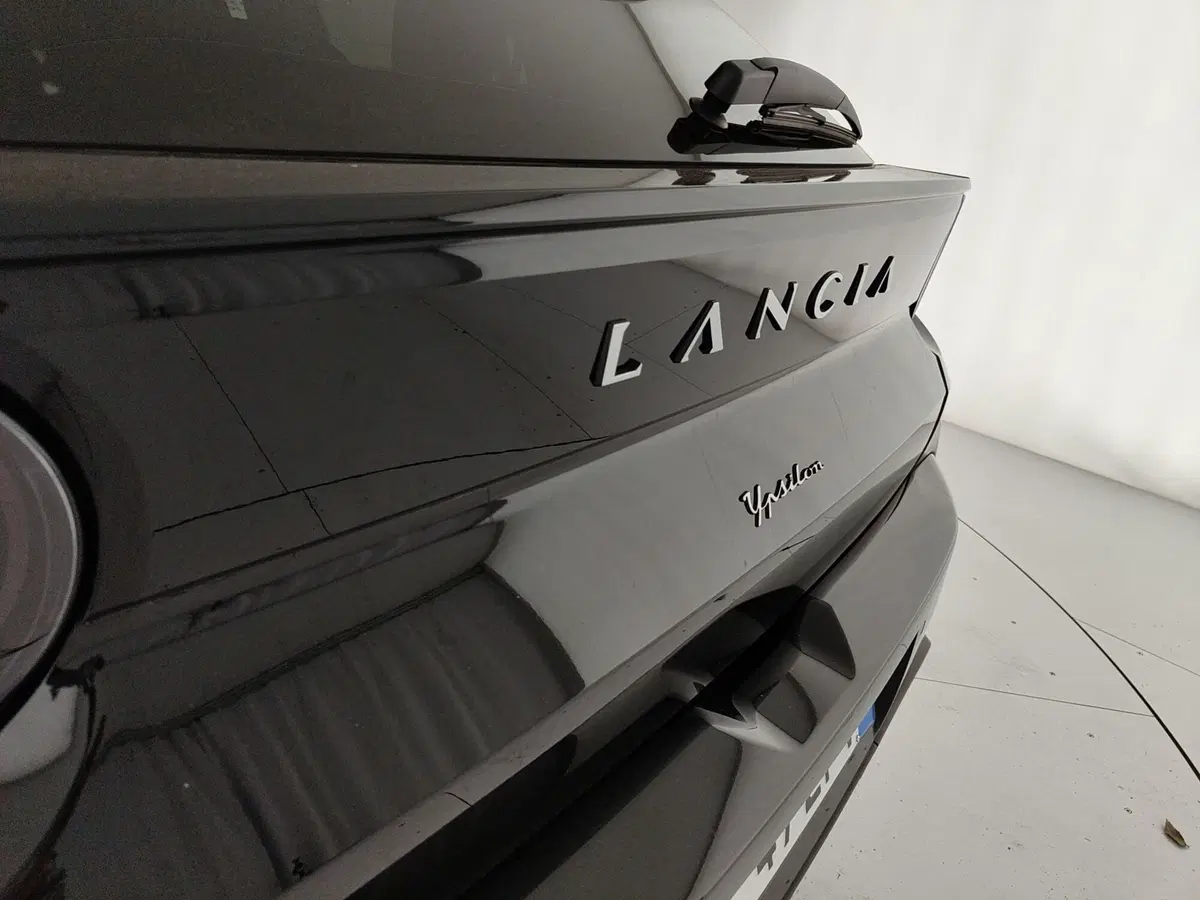 Lancia Ypsilon usata a Caserta (10)