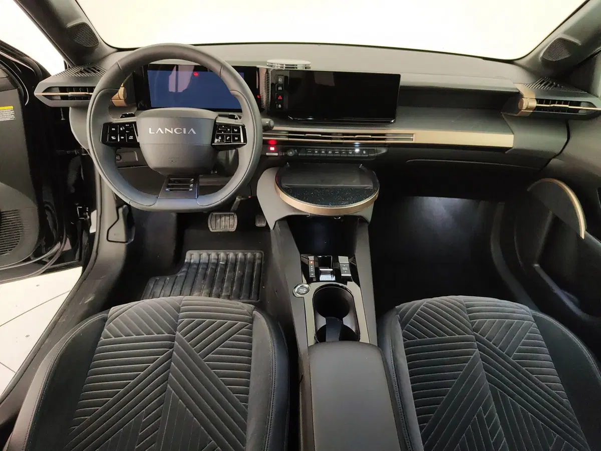 Lancia Ypsilon usata a Caserta (15)