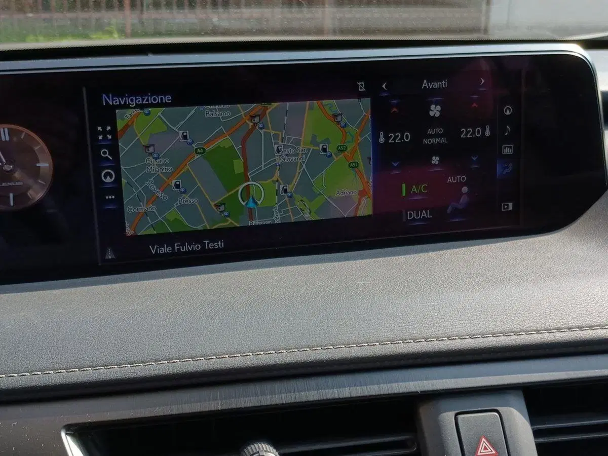 Lexus UX usata a Milano (10)