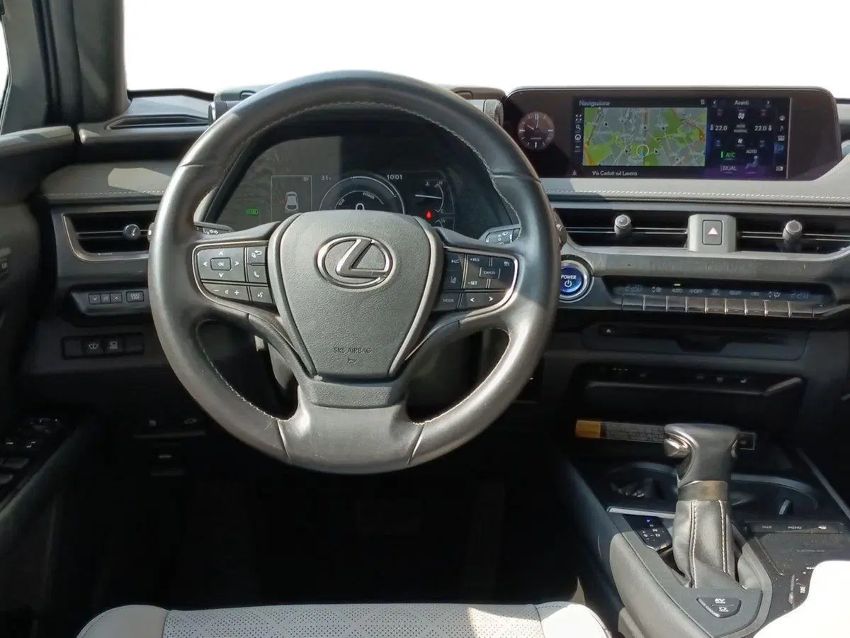 Lexus UX usata a Milano (8)
