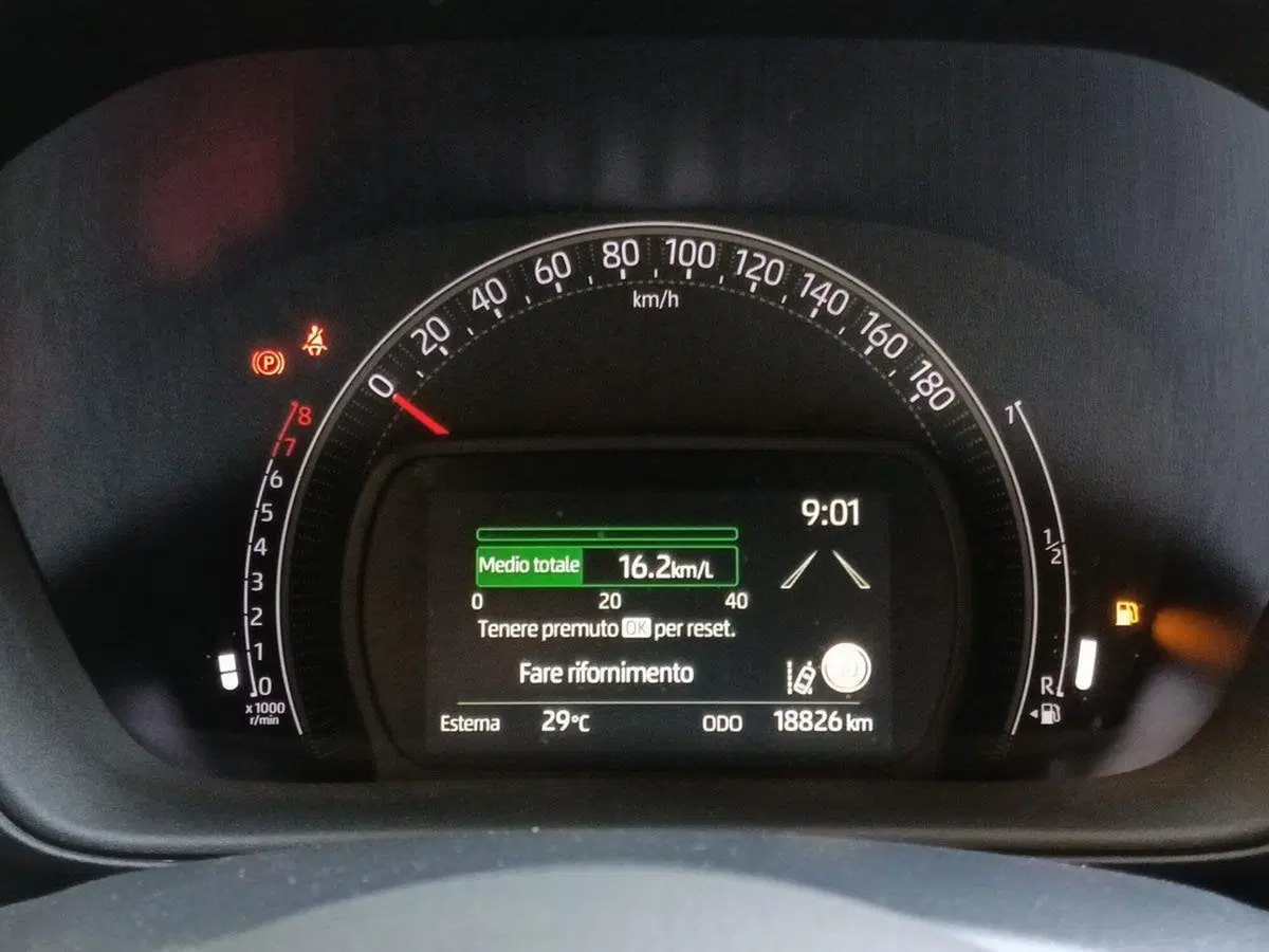 Toyota Aygo X usata a Milano (9)
