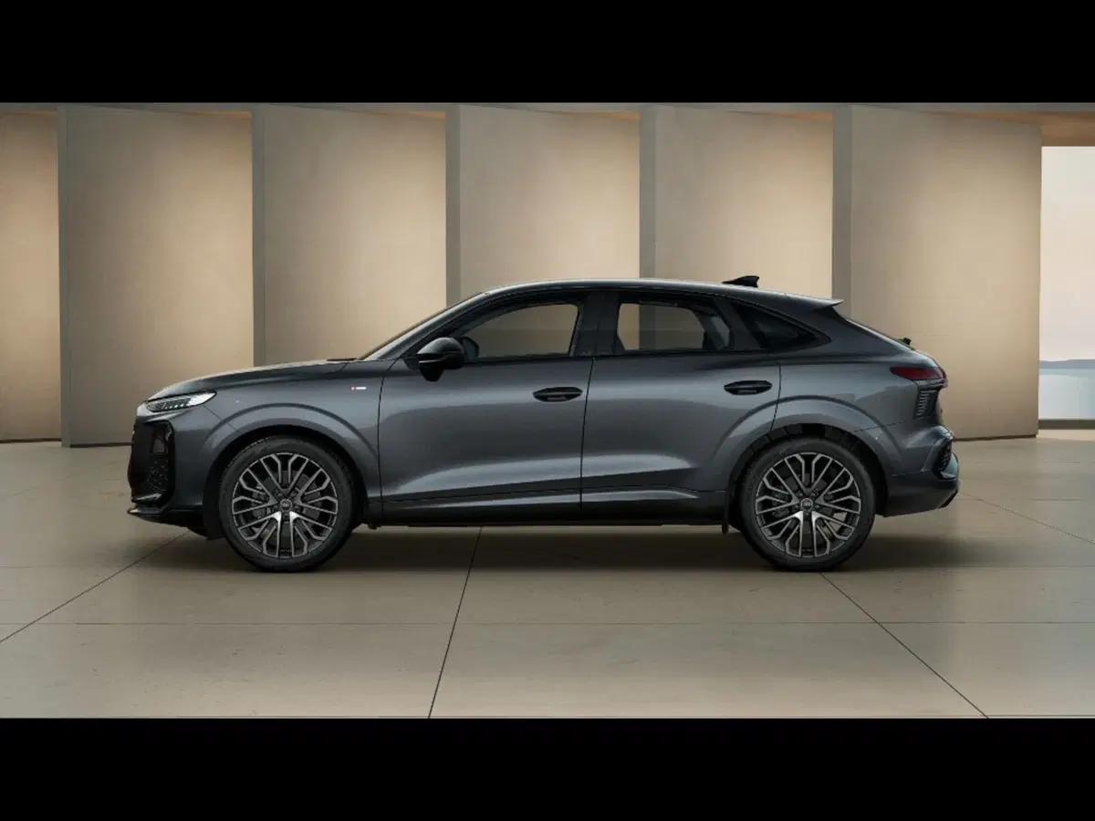 Audi Q3 Sportback nuova a Livorno (2)