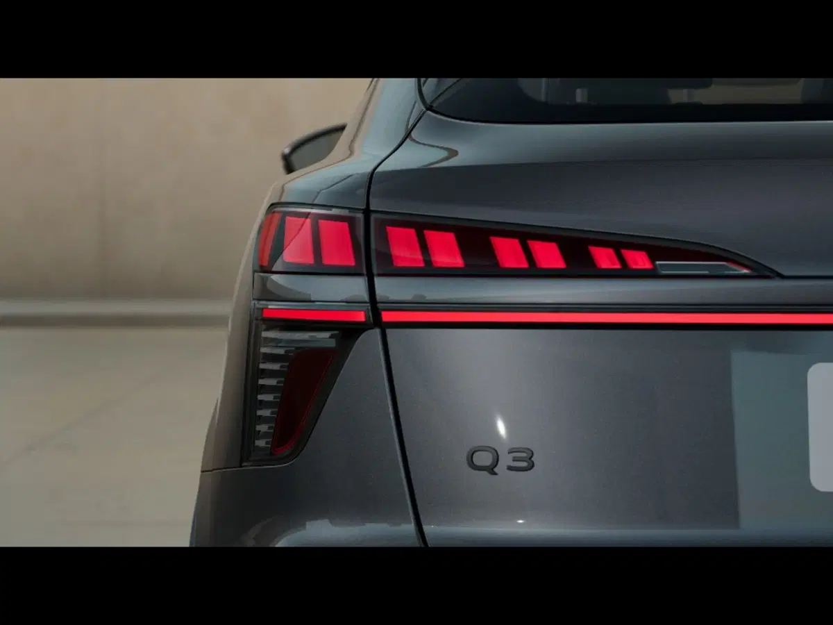 Audi Q3 Sportback nuova a Livorno (6)