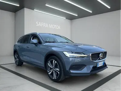 Volvo V60 Cross Country 2.0 b4 Plus awd auto del 2023 usata a Rende