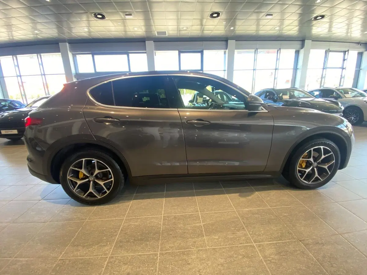 Alfa Romeo Stelvio usata a Firenze (2)