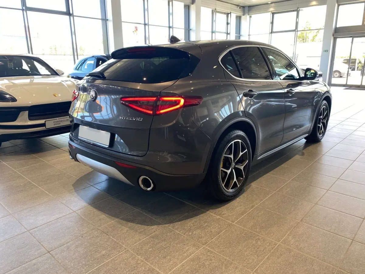 Alfa Romeo Stelvio usata a Firenze (3)
