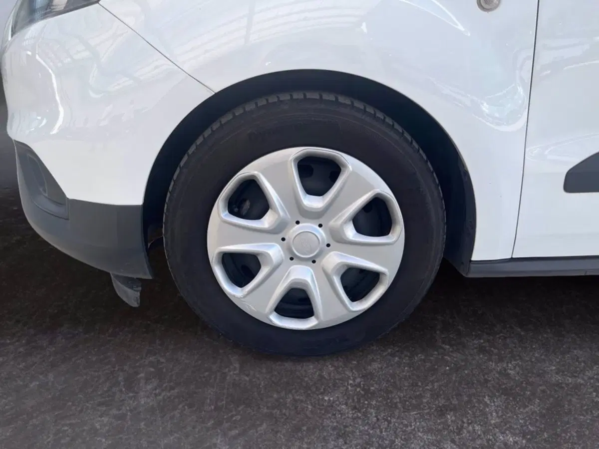 Ford Transit Courier Furgone usata a Milano (9)