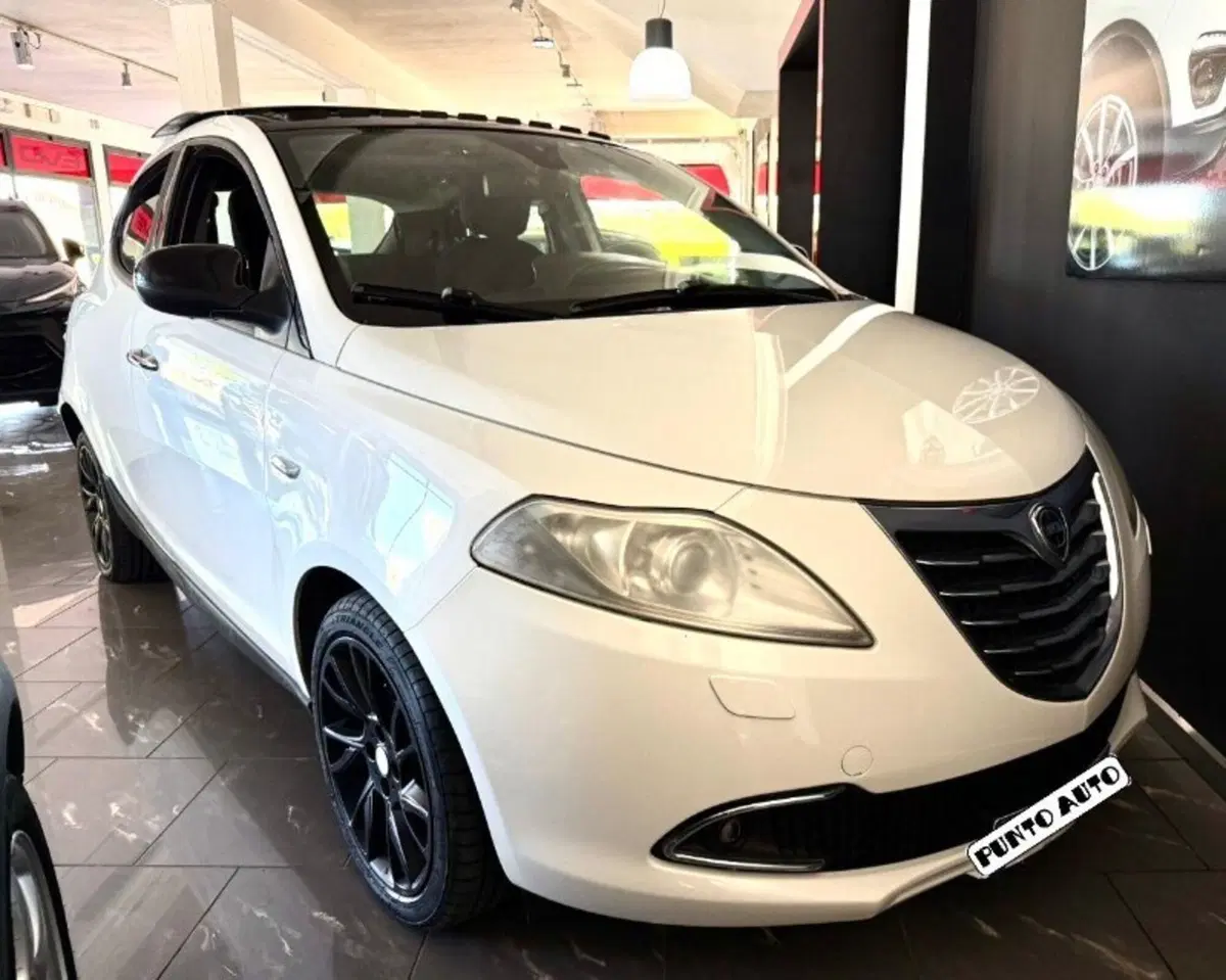 Lancia Ypsilon usata a Firenze