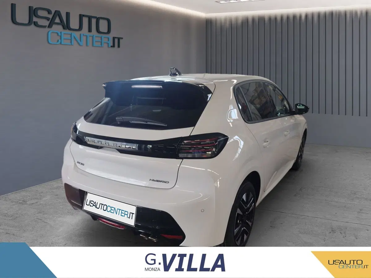 Peugeot 208 nuova a Milano (4)
