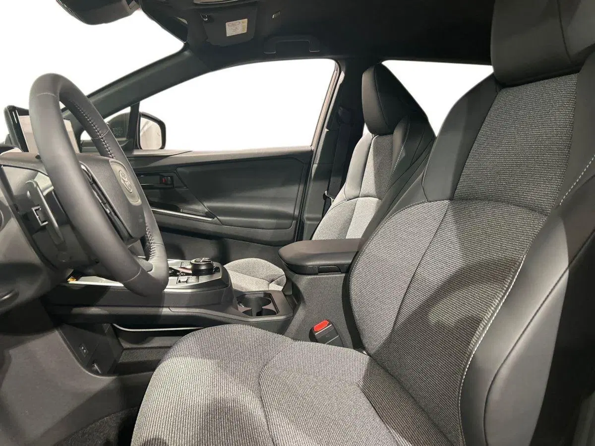 Toyota bZ4X nuova a Lecco (10)
