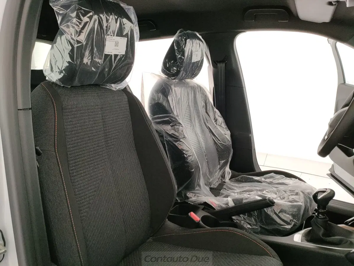 Peugeot 2008 nuova a Caserta (12)