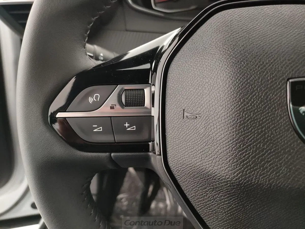 Peugeot 2008 nuova a Caserta (17)