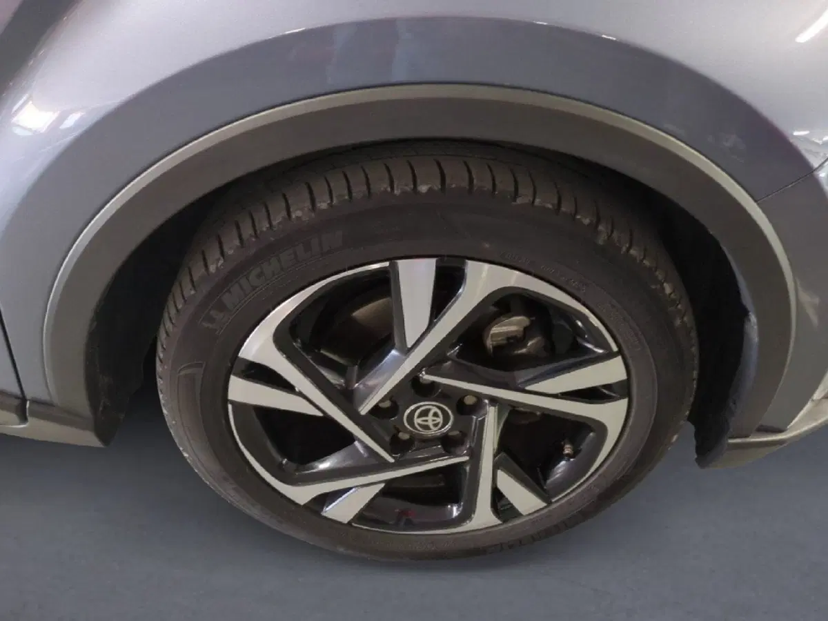 Toyota Toyota C-HR usata a Milano (9)