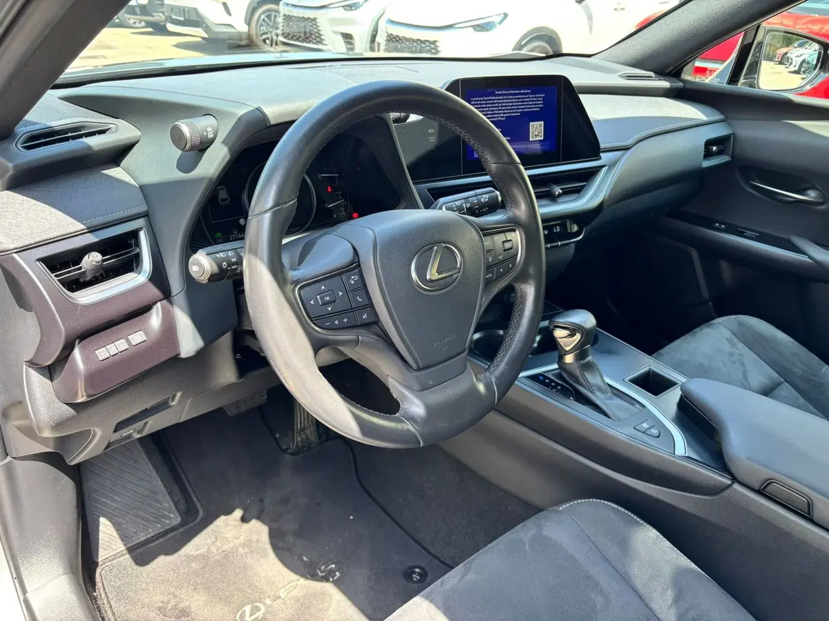 Lexus UX usata a Modena (11)