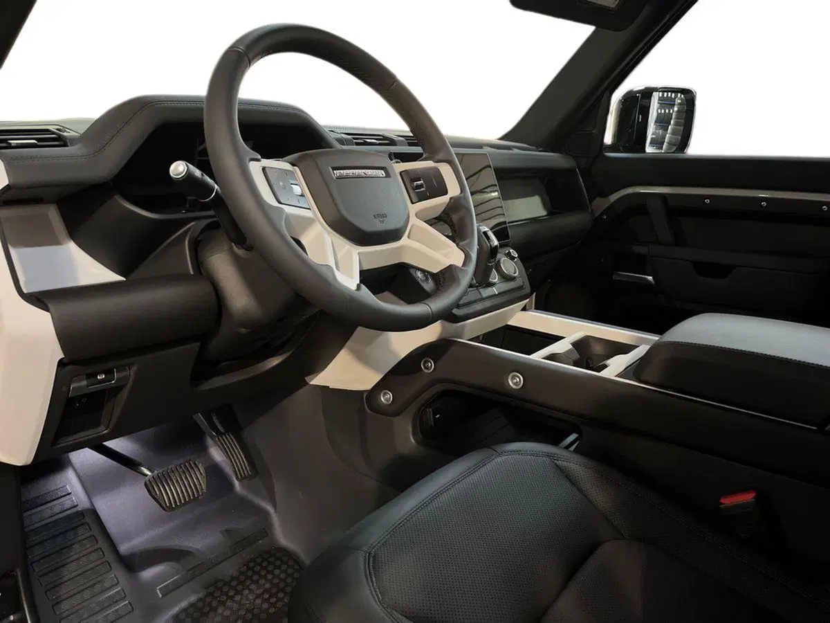 Land Rover Defender nuova a Bari (10)