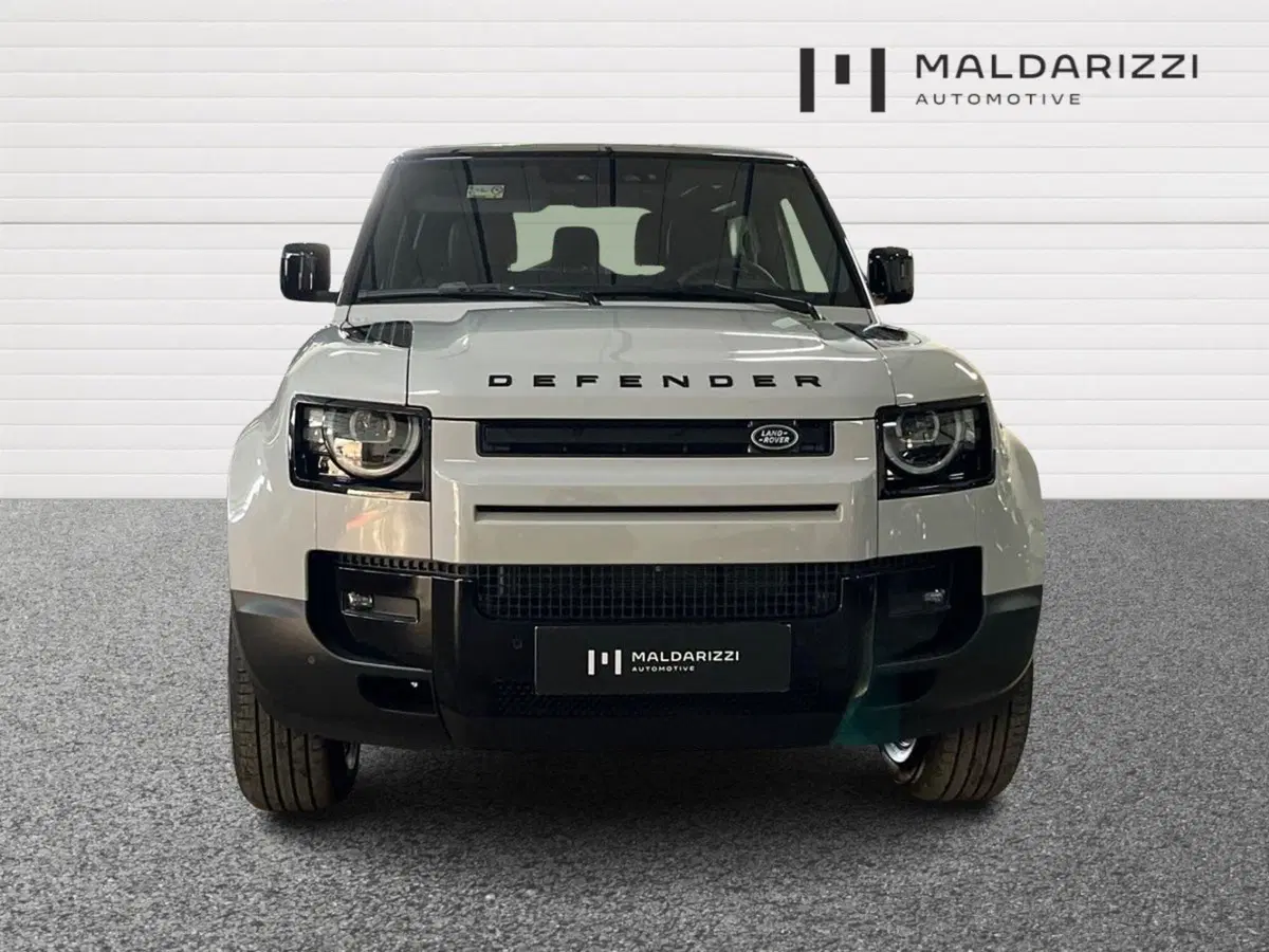 Land Rover Defender nuova a Bari (2)
