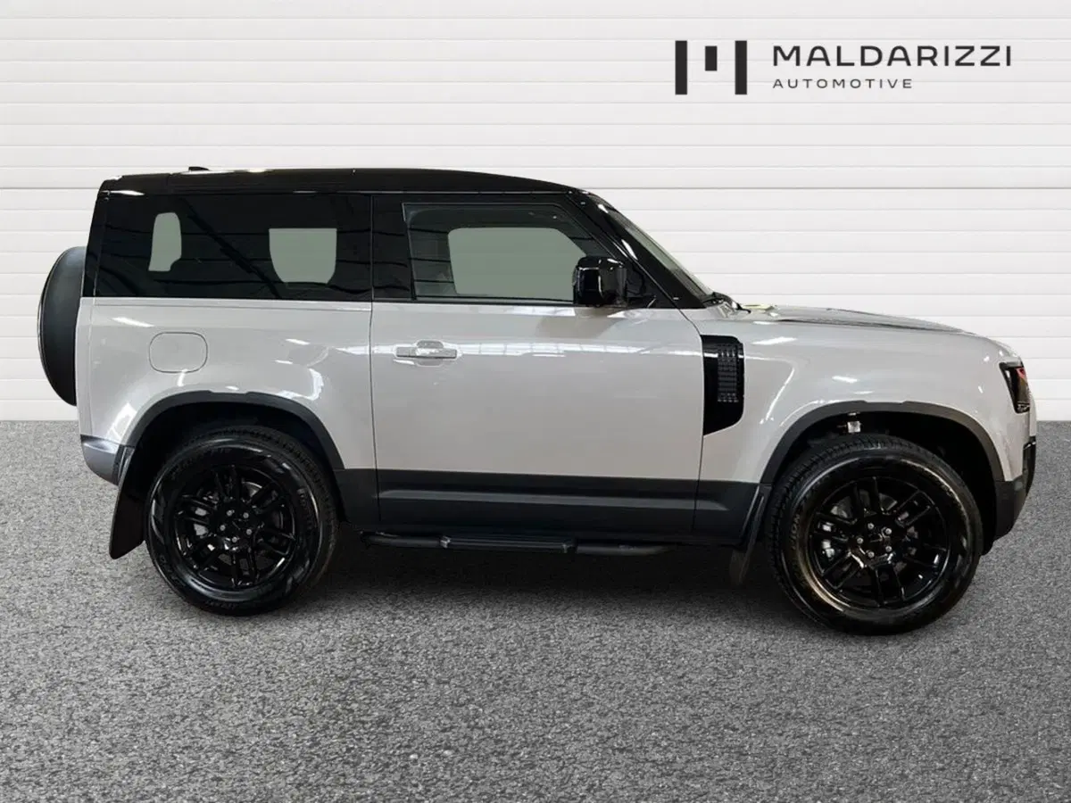 Land Rover Defender nuova a Bari (5)