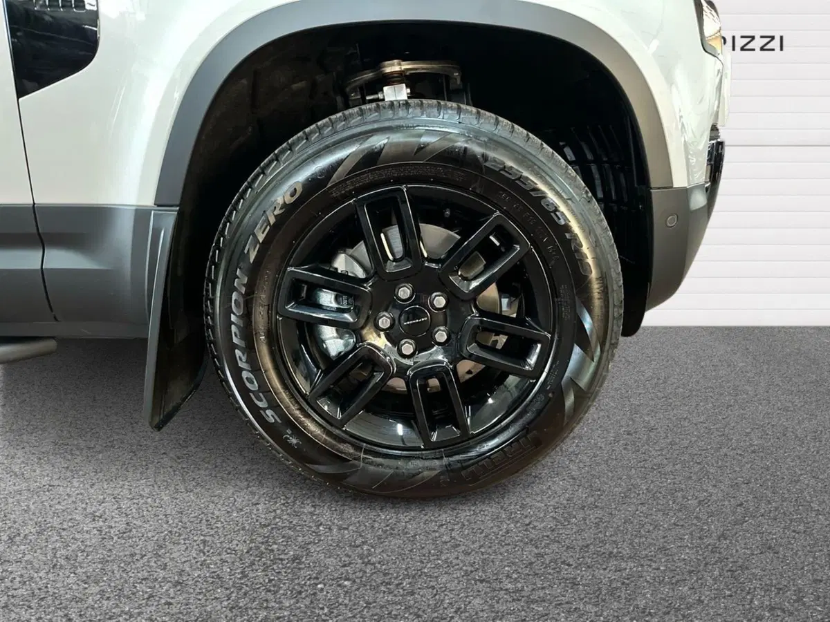 Land Rover Defender nuova a Bari (6)
