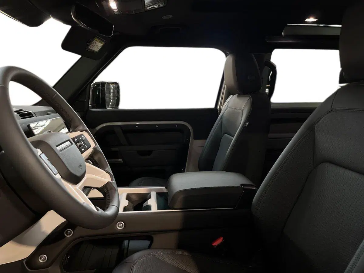 Land Rover Defender nuova a Bari (7)