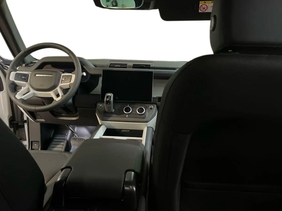 Land Rover Defender nuova a Bari (8)