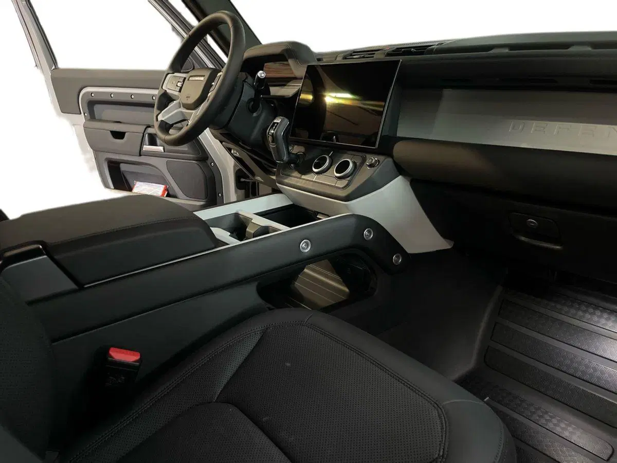 Land Rover Defender nuova a Bari (9)