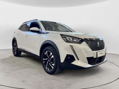 Peugeot 2008 BlueHDi 130 S&amp;S EAT8 Allure Pack del 2021 usata a Monopoli