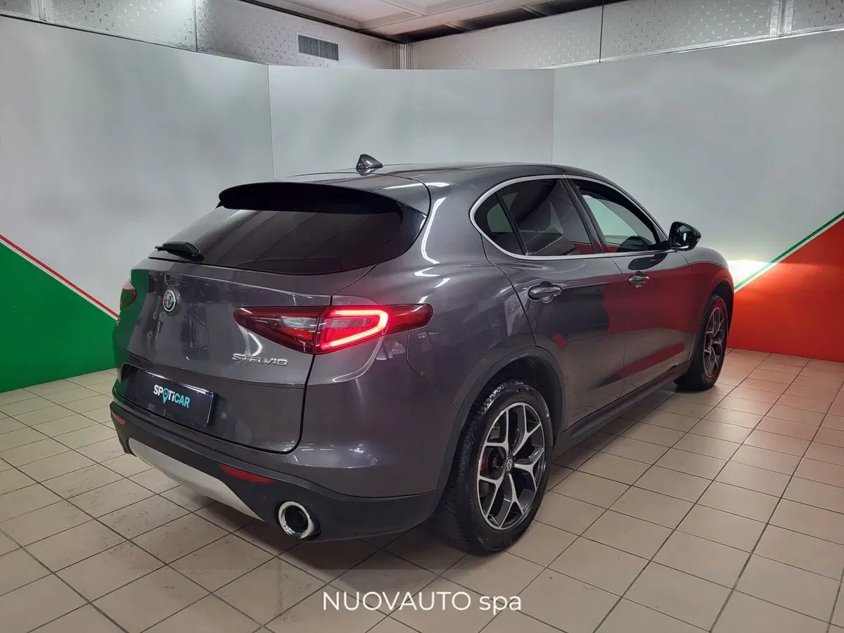 Alfa Romeo Stelvio usata a Arezzo (3)