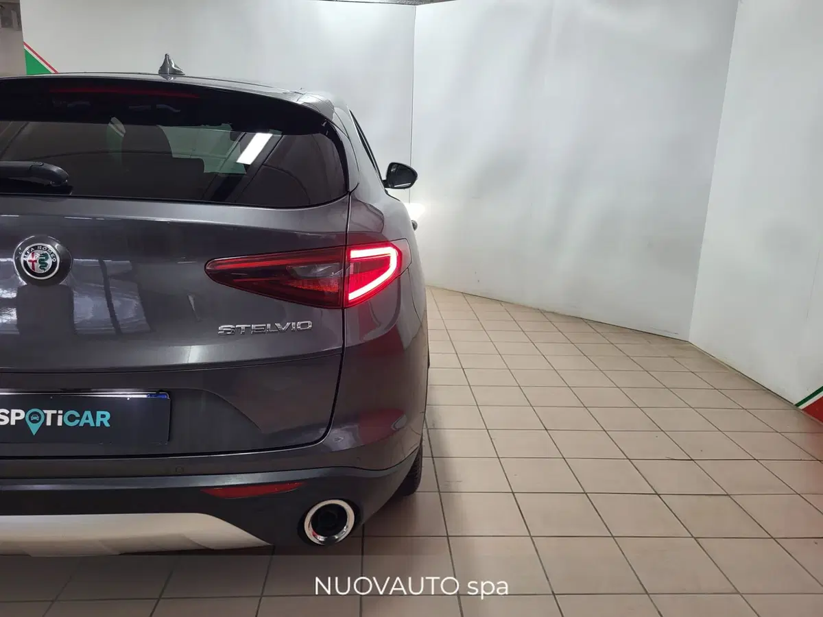 Alfa Romeo Stelvio usata a Arezzo (6)
