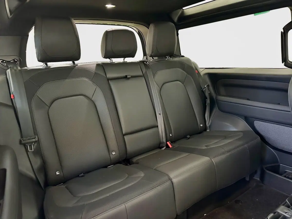 Land Rover Defender usata a Bari (5)