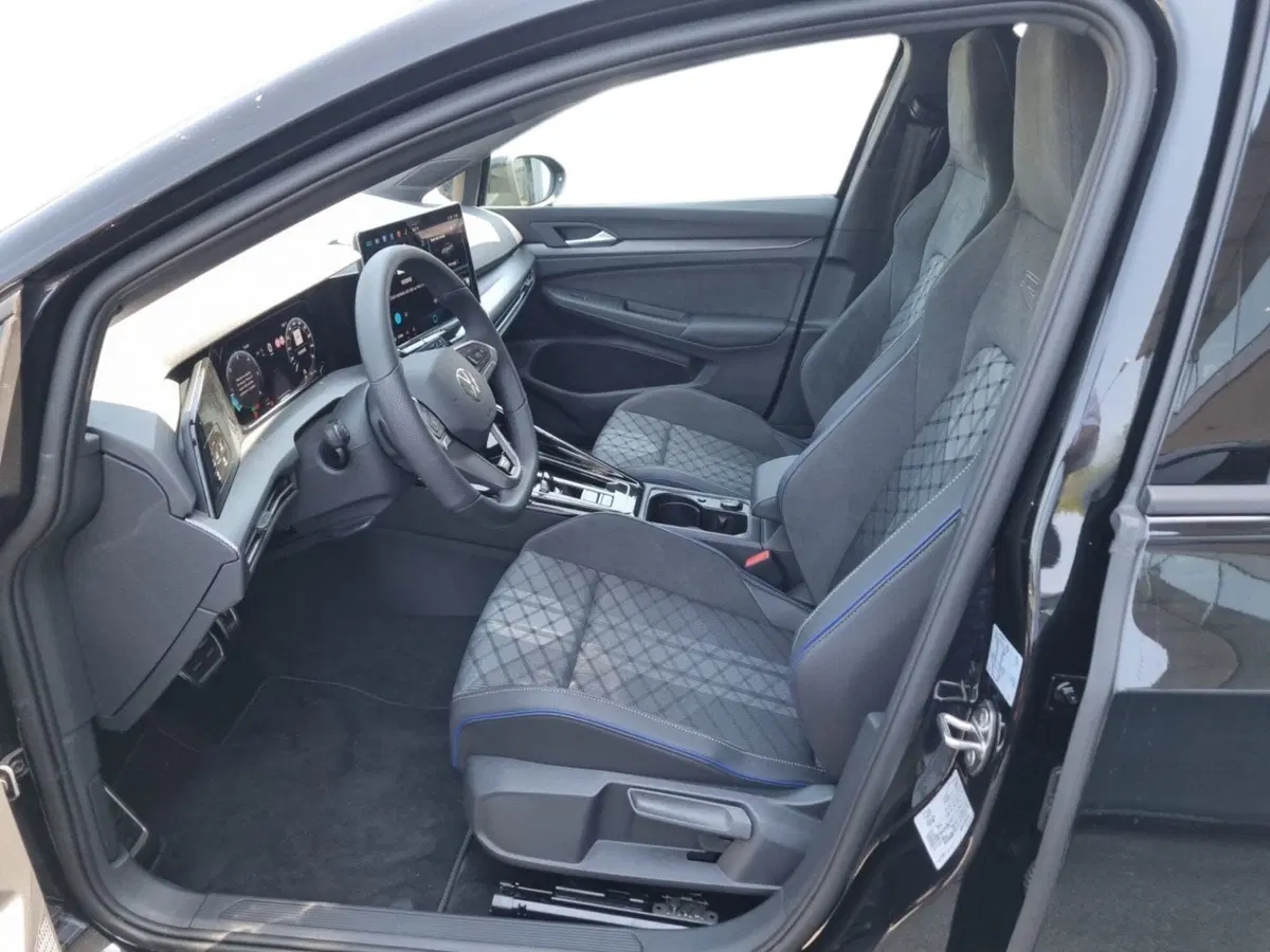 Volkswagen Golf nuova a Siena (11)