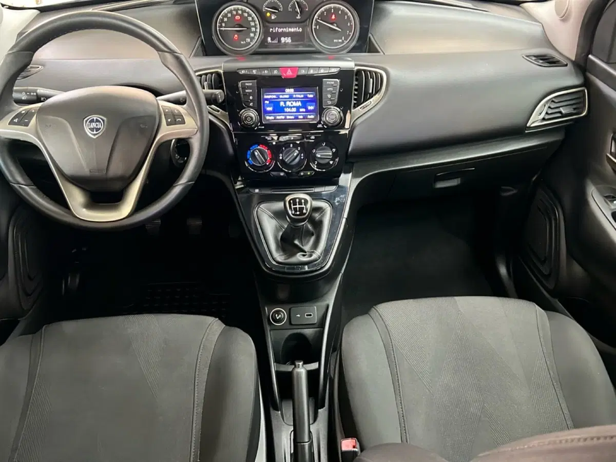 Lancia Ypsilon usata a Roma (11)