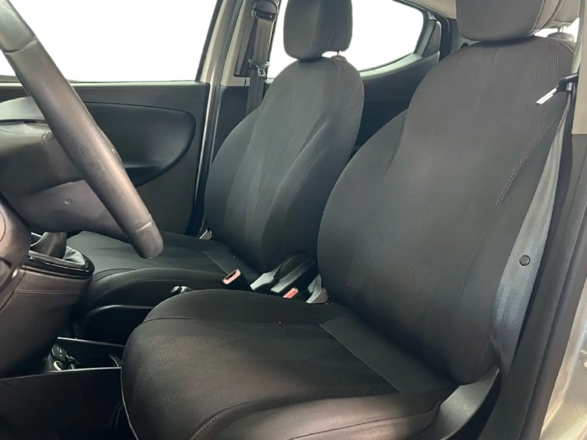 Lancia Ypsilon usata a Roma (12)