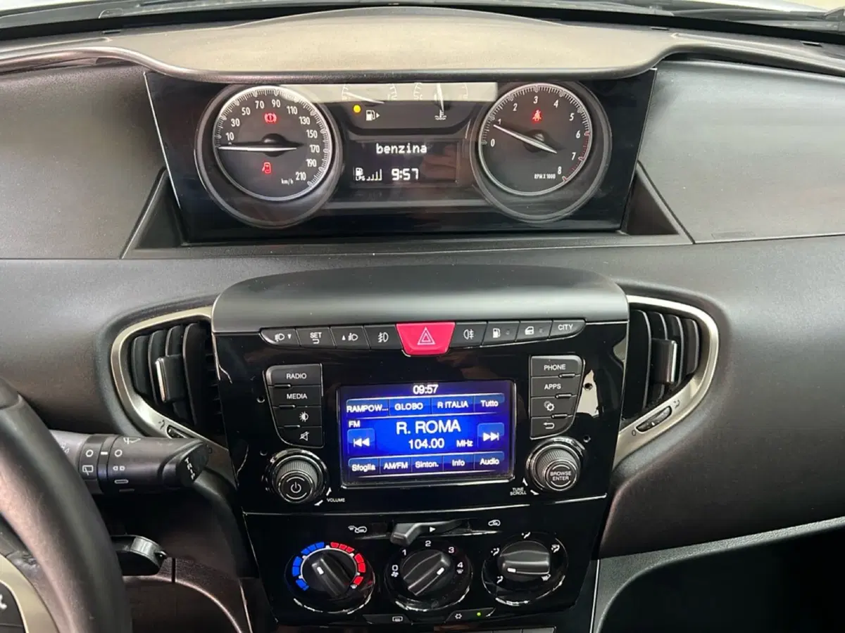 Lancia Ypsilon usata a Roma (13)