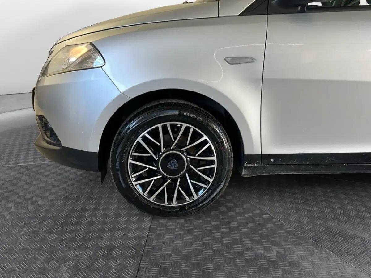 Lancia Ypsilon usata a Roma (9)