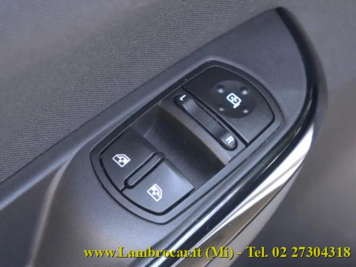 Opel Corsa usata a Milano (10)